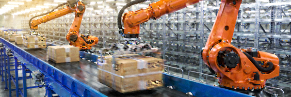 现代化的国际物流仓库内景，橙色机器人正在自动分拣线上搬运包裹，背景是整齐的货架